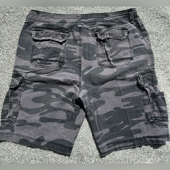 UNION BAY Men’s Gray Camo Cargo Shorts - Distressed - Size 40 - Picture 2 of 8